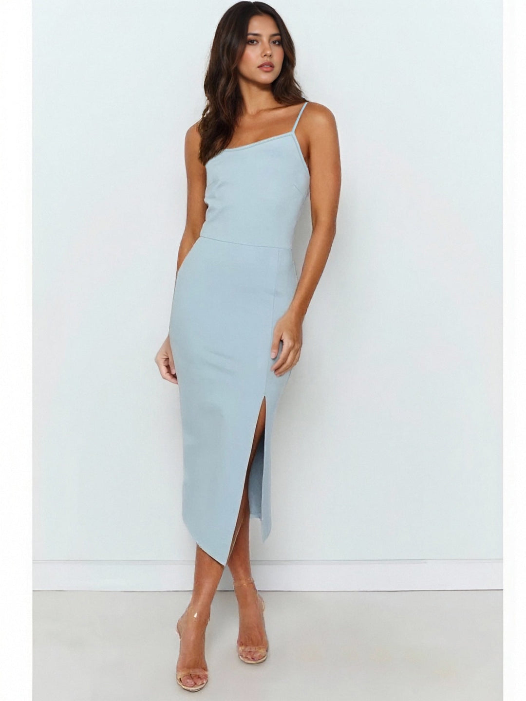 Ermeløs sommerkjole med elegant splitt, en perfekt midikjole for spesielle dameanledninger.