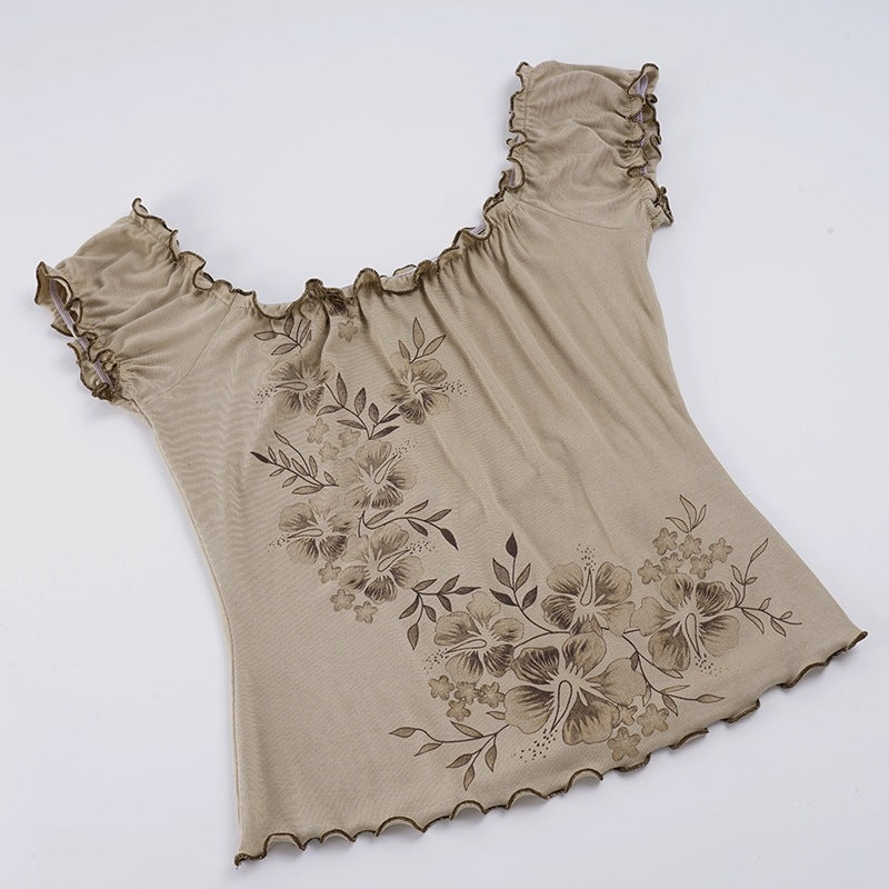 Luftig dametopp med elegant blomstermønster og volangkanter i khaki, perfekt for varme sommerdager.