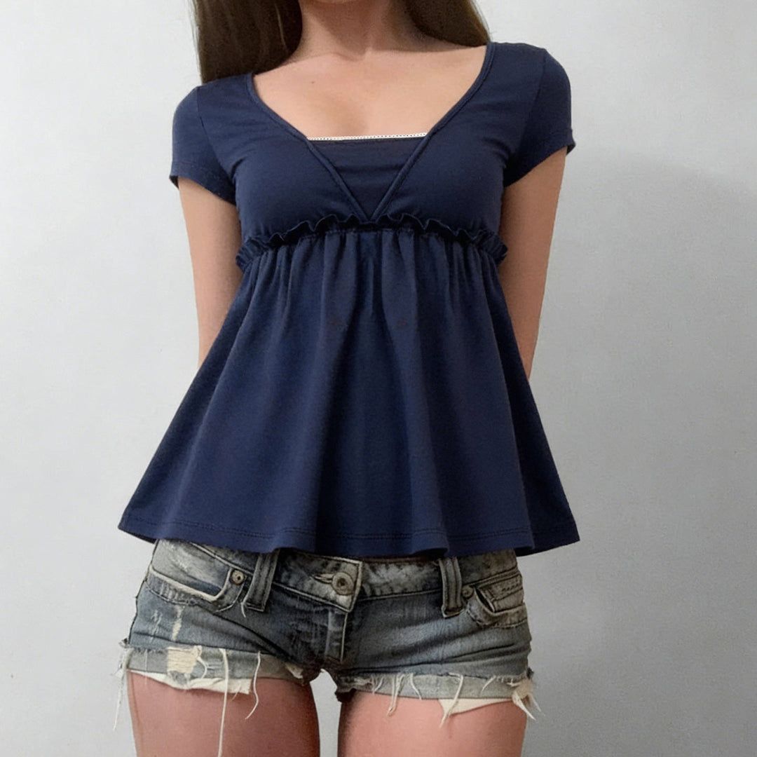Elegant blå dame omslagsbluse med volangdetaljer. Perfekt luftig sommertopp for hverdag & fest.