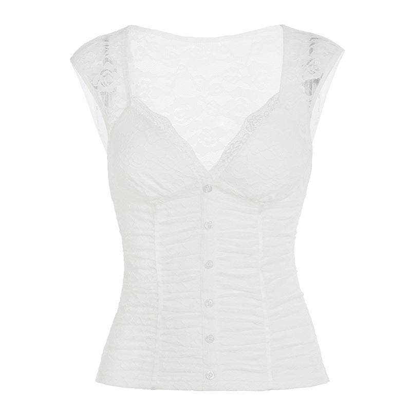 Moteriktig hvit crop top for kvinner med dyp V-hals, volanger og kort passform. En elegant sommertopp.