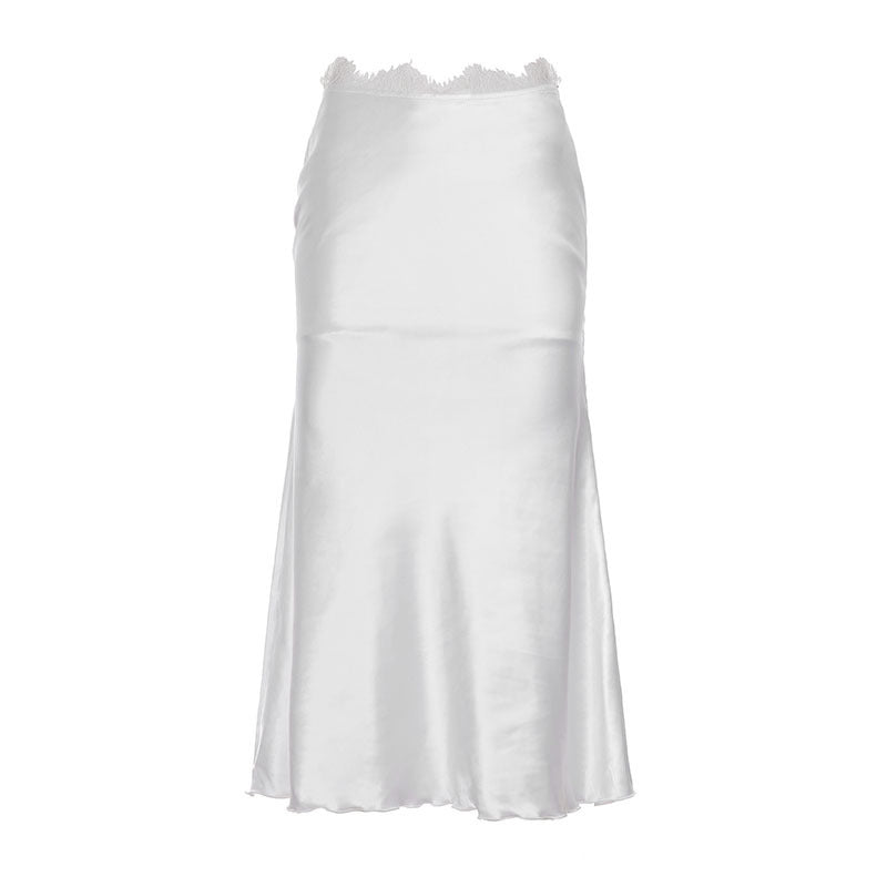 Glansfull hvit damekjole med blonder, perfekt for bryllup, selskap eller som elegant kveldsantrekk.