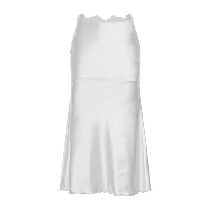 Glansfull hvit damekjole med blonder, perfekt for bryllup, selskap eller som elegant kveldsantrekk.