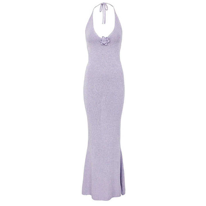 Sofistikert lavendel maxikjole med skulpturell V-hals og feminine blomsterdetaljer. Ideell elegant festkjole.