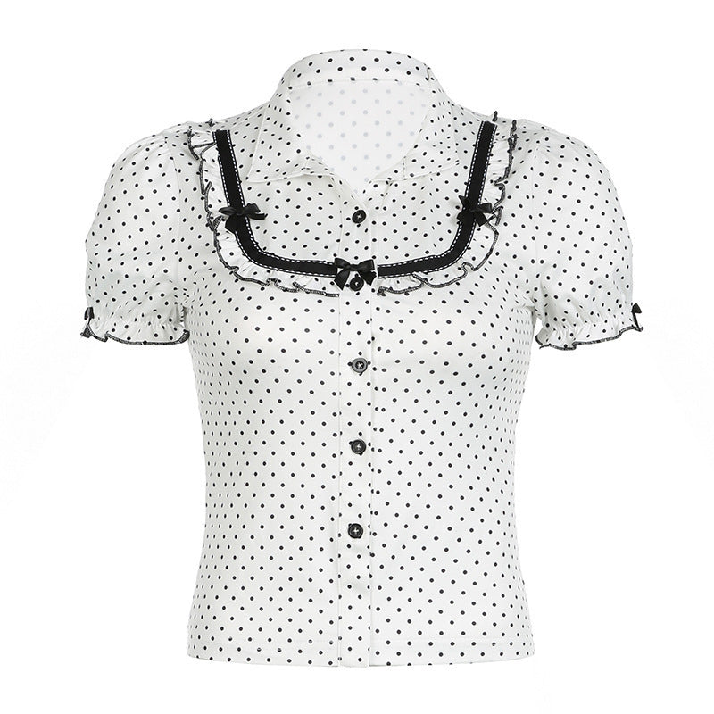 Luftig hvit prikkete sommerskjorte med elegante puffermer, en fresh vintage damebluse for varme dager.
