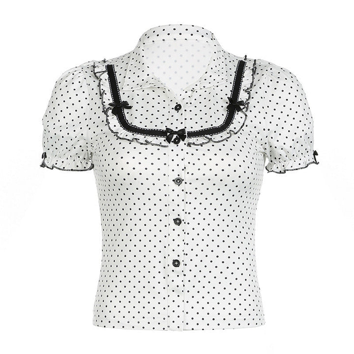 Luftig hvit prikkete sommerskjorte med elegante puffermer, en fresh vintage damebluse for varme dager.