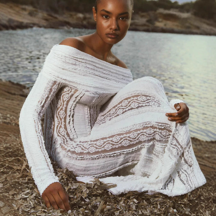 Lang, hvit off-shoulder kjole til kvinner. Elegant spisskjole med et flatterende snitt for festlige anledninger.