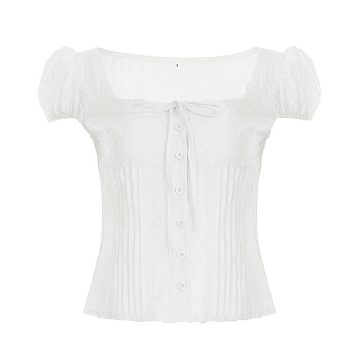 Detaljert bilde av hvit kortermet skjorte med rynker og snøring, viser den feminine og elegante sommerstilen.