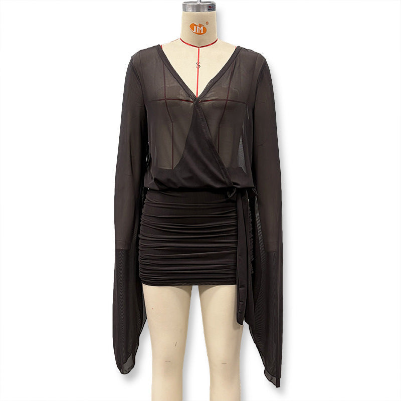 Moteriktig damebluse: figurnær omslagstopp med gjennomsiktige ermer, skaper en chic og sofistikert stil.