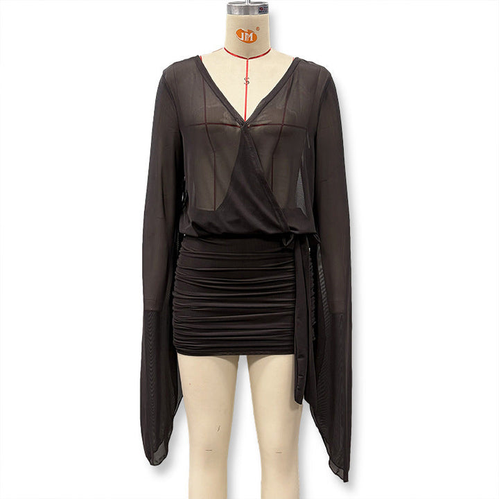 Moteriktig damebluse: figurnær omslagstopp med gjennomsiktige ermer, skaper en chic og sofistikert stil.