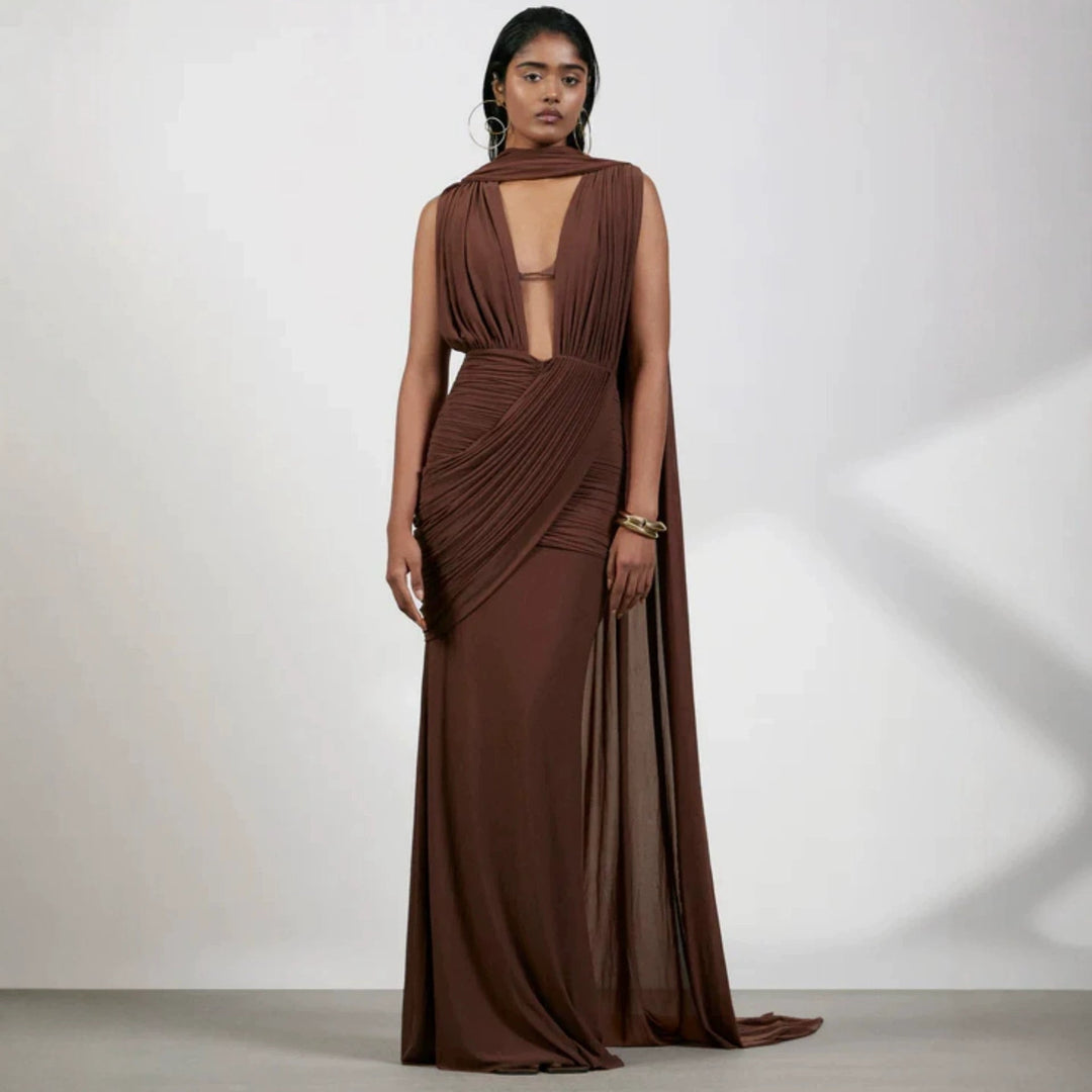 Brun lang omslagskjole for dame med V-hals. Elegant maxikjole med drapering, flott som festkjole og kveldkjole.