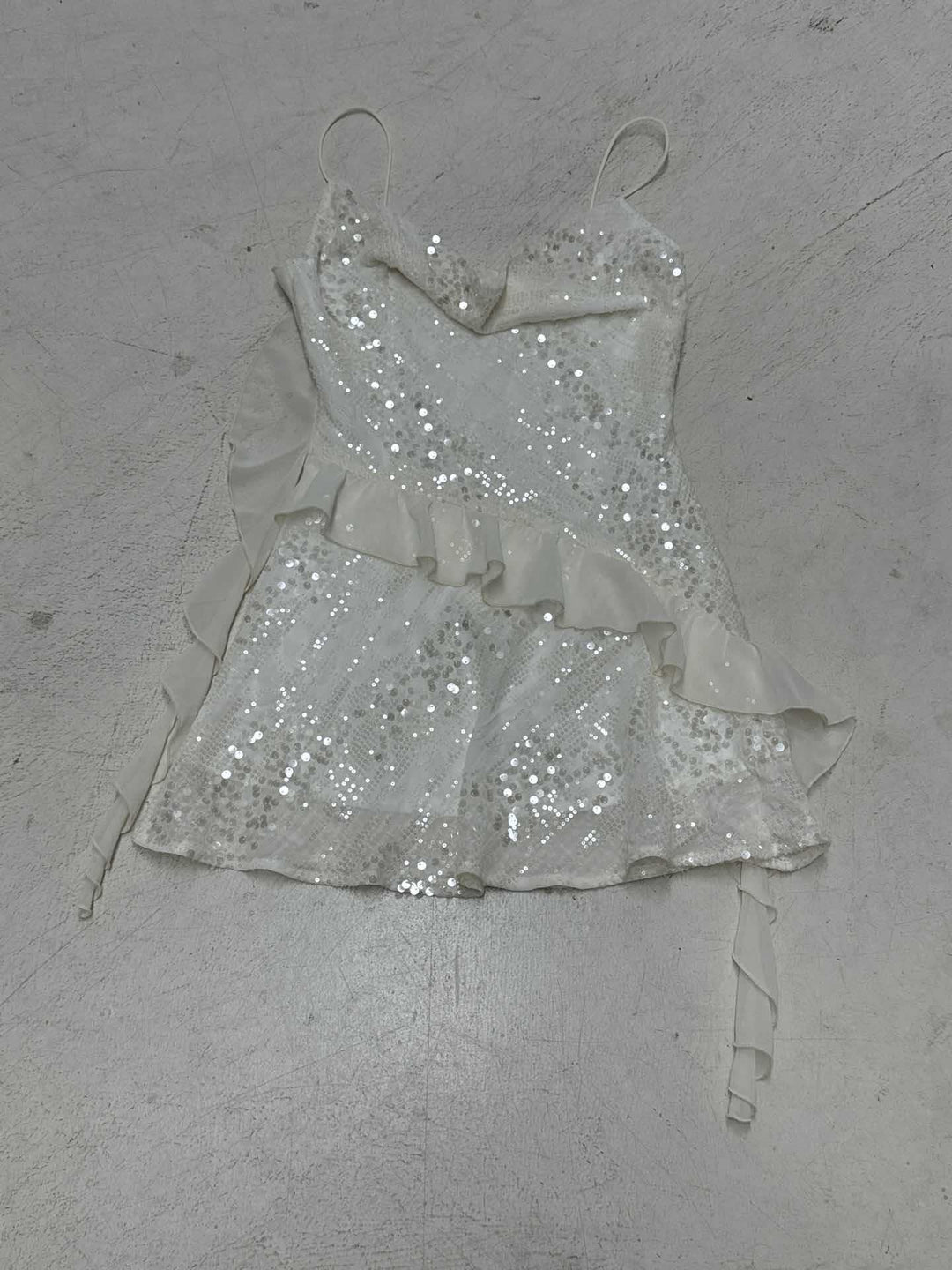 Glitrende festkjole for damer med delikat design, volanger og tynne skulderstropper, perfekt selskapskjole.