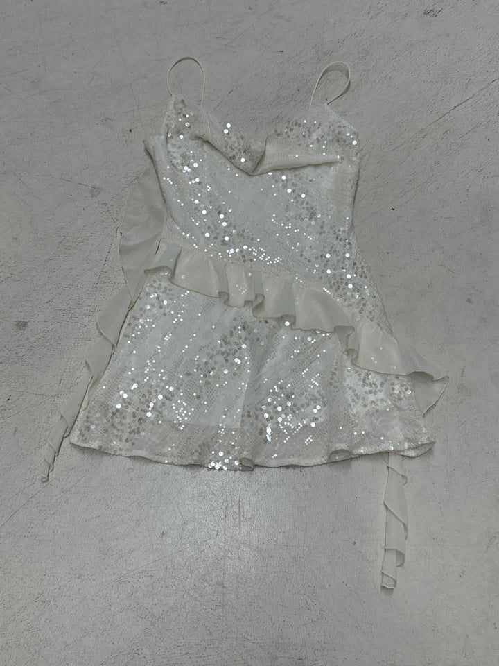 Glitrende festkjole for damer med delikat design, volanger og tynne skulderstropper, perfekt selskapskjole.