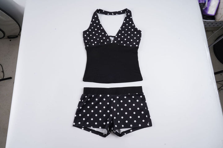 Kvinne polkadot sett med shorts og løs topp, perfekt for varme sommerdager og avslappet stil.