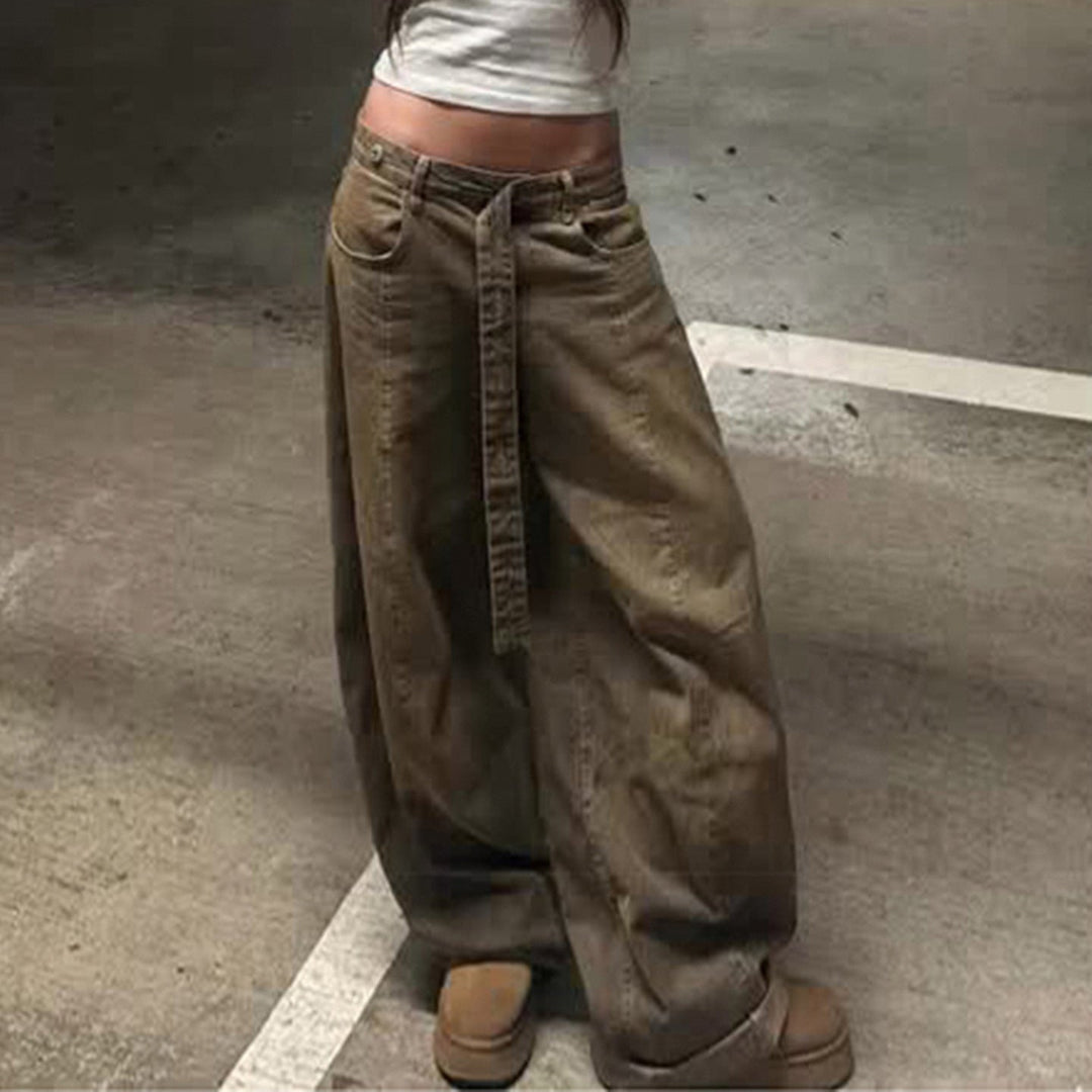 Brun, high-waist vide jeans for kvinner med moderne passform og beltehemper, perfekt for fritid og vår.