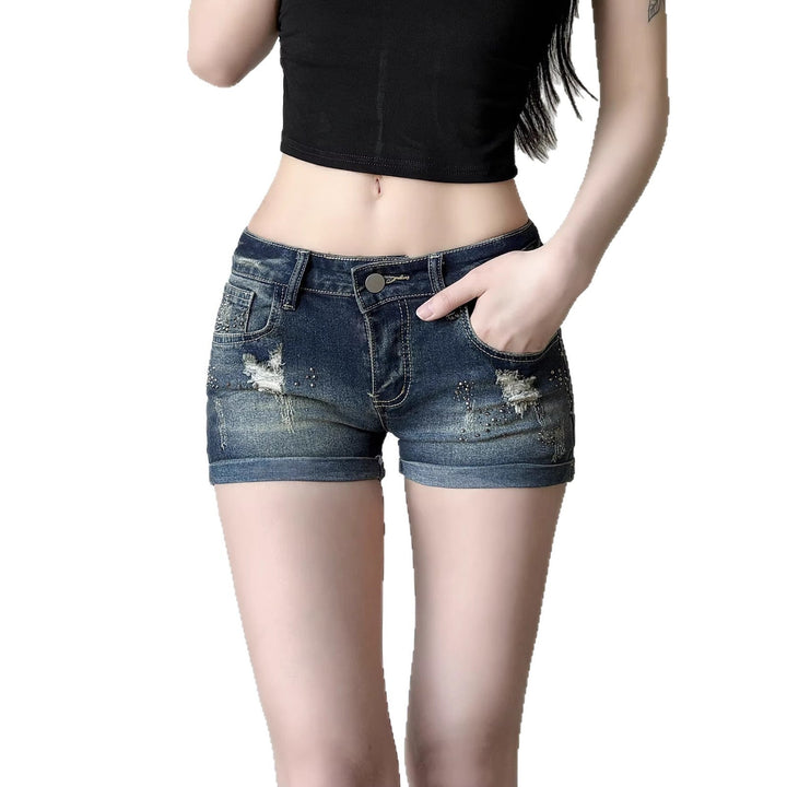 Moderne glitrende jeansshorts for dame, stylet for en trendy sommerlook med maksimal komfort.