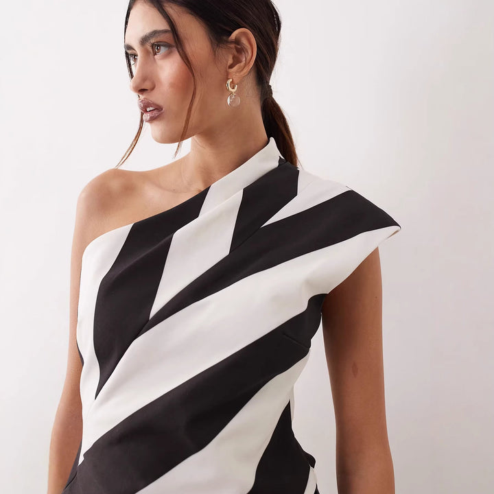 Motebevisst dame topp med asymmetrisk snitt og striper, allsidig for vår/sommer.