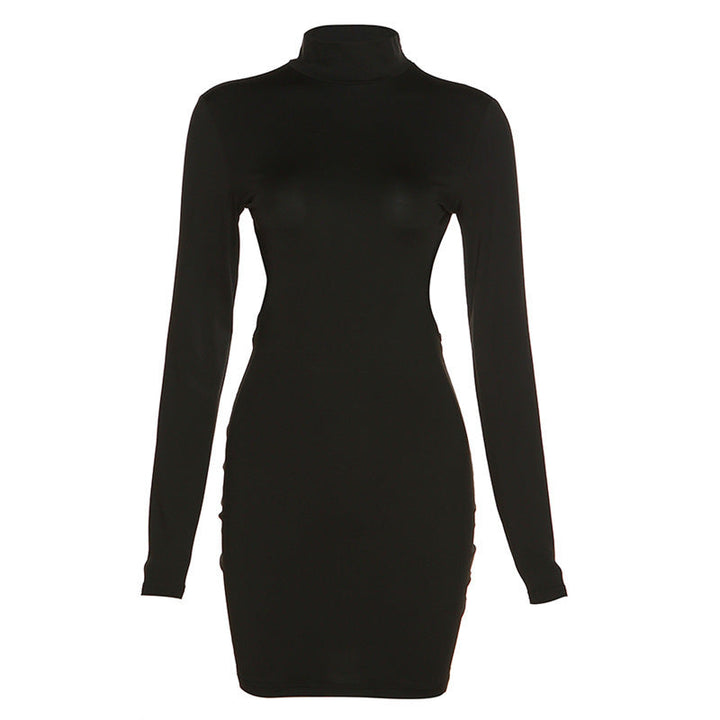 Figurnær svart bodycon kjole med elegante skulderutskjæringer, en moderne og fasjonabel festkjole.
