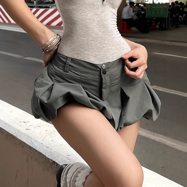 Grå plissert dameshorts for sommeren, elegant og komfortabel stil for hverdag og fritid.