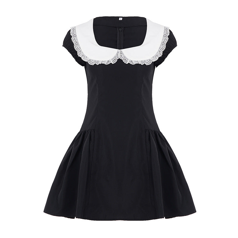 Svart vintage festkjole med spisskrage. Mønstret, elegant damekjole med vidt skjørt for klassisk stil.
