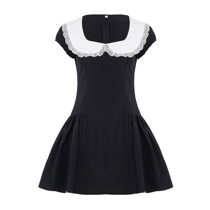Svart vintage festkjole med spisskrage. Mønstret, elegant damekjole med vidt skjørt for klassisk stil.