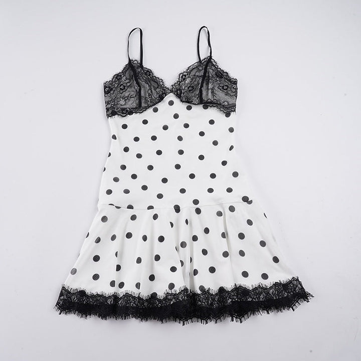 Komfortabel dame nattskjorte med prikker, blonde og volangdetaljer for avslappet loungewear.