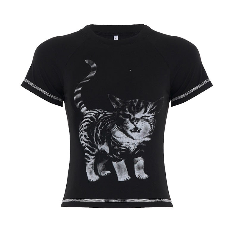 Gaveide: Dame t-skjorte med søtt kattemotiv. Perfekt for katteelskere som liker behagelig, trendy casual stil.
