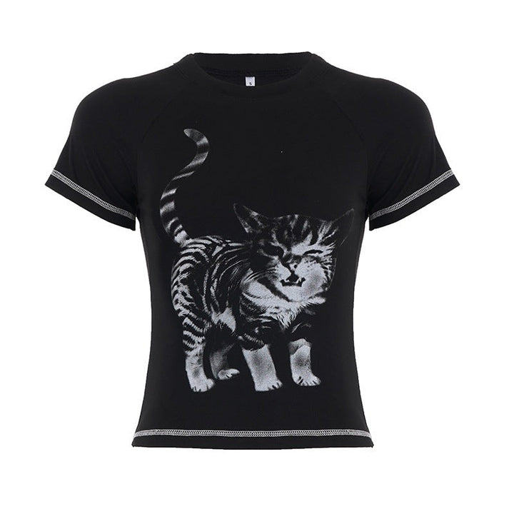 Gaveide: Dame t-skjorte med søtt kattemotiv. Perfekt for katteelskere som liker behagelig, trendy casual stil.
