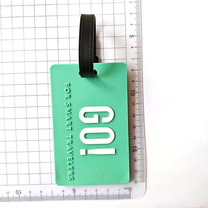 Nærbilde av et moderne reisebagasjemerke i PVC, viser detaljer og festeanordning for koffert.