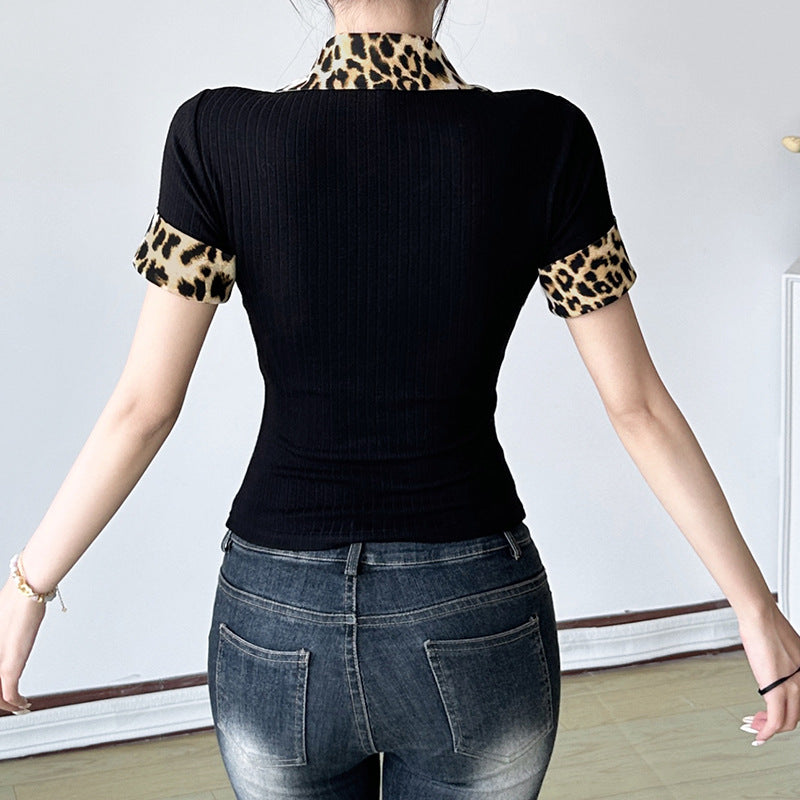 Elegant dame polo skjorte med diskret leopardmønster, en allsidig sommertopp for kvinner.