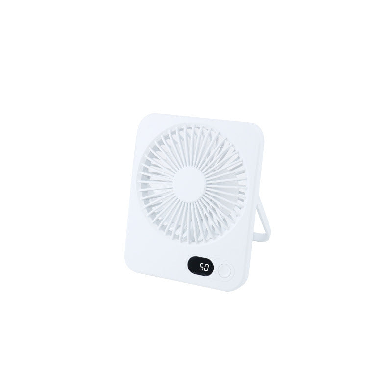 Kvinne holder rosa håndholdt personlig vifte for kjøling. Perfekt liten USB vifte for sommer og reiseutstyr.