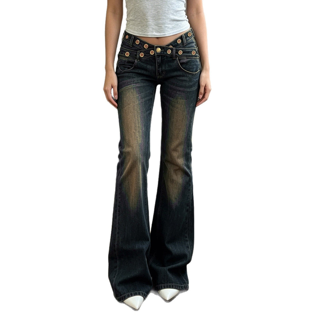 Detalj av stoff på komfortable damejeans i blått. Romslig passform for trendy, casual stil.