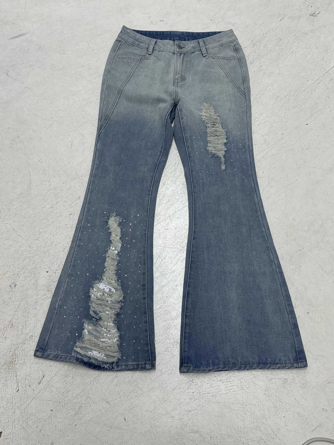 Stilige damejeans med bootcut og trendy revner. Komfortable og moteriktige bukser til hverdagsbruk.