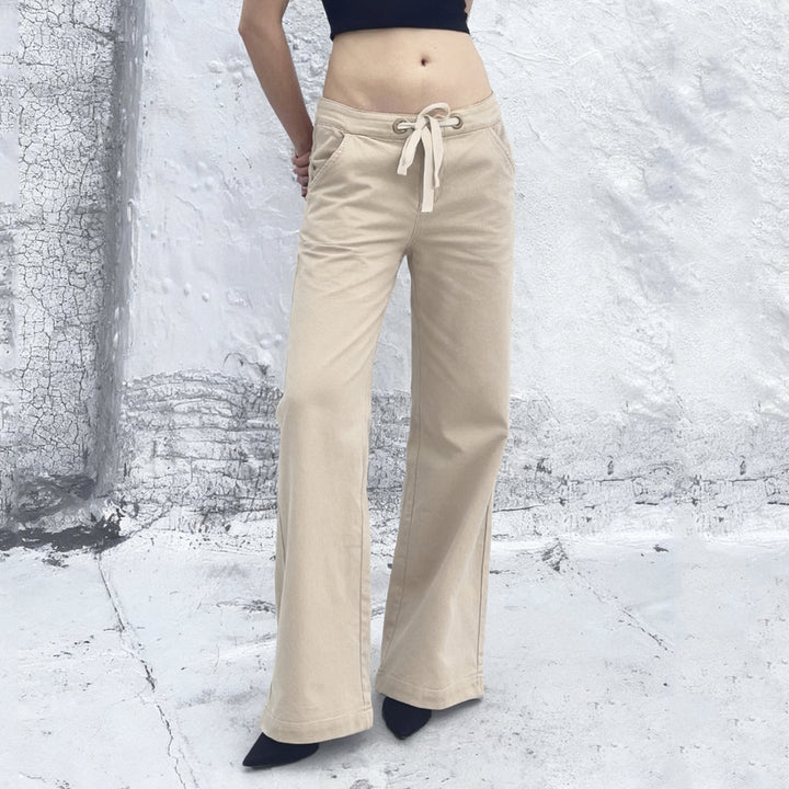 Khaki vide damebukser med justerbar midje, fremhever en avslappet og stilren look.