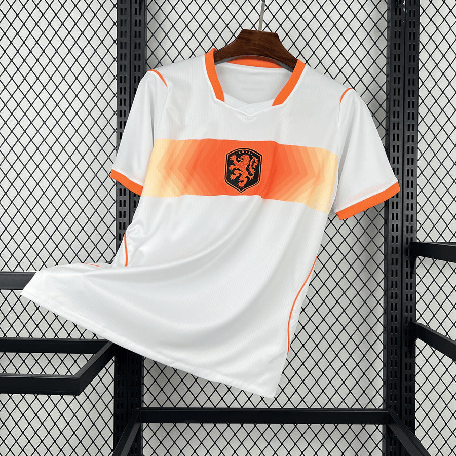 Nederland landslagsdrakt 2026 i klassisk oransje, designet for fotballfans. Unisex sportsdrakt for alle.