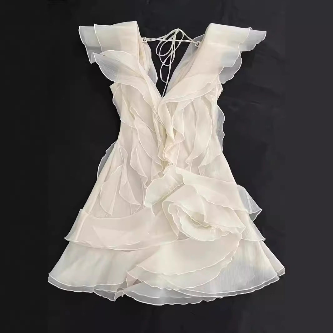Nydelig off-shoulder minikjole for kvinner med volanger på ermer og overdel, en chic festfavoritt.