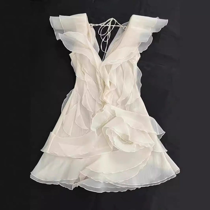Nydelig off-shoulder minikjole for kvinner med volanger på ermer og overdel, en chic festfavoritt.