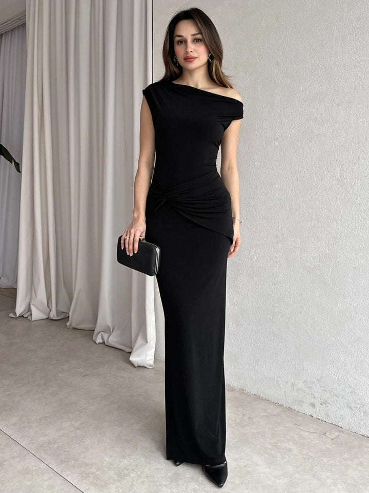 Klassisk off-shoulder damekjole, lang og elegant, perfekt for fest og formelle begivenheter.