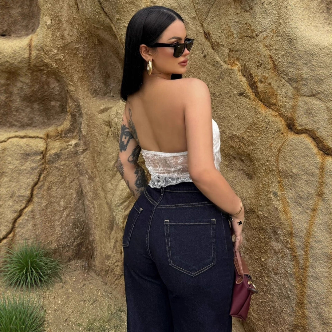 Hvit elegant bandeau crop topp til dame. Ideell sommertopp og strandklær for varme dager.