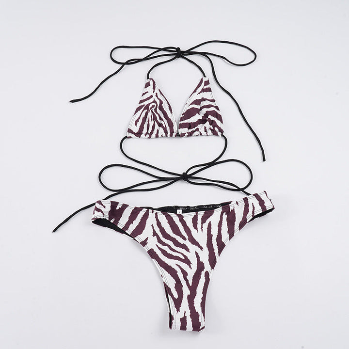 Moteriktig dame bikini med justerbare stropper og unikt zebramønster, klar for stranden.