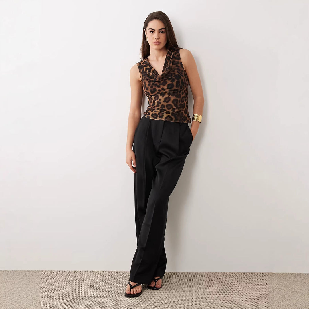 Langermet leopard topp for dame, perfekt til hverdag eller fest. Elegant cowl-neck design.