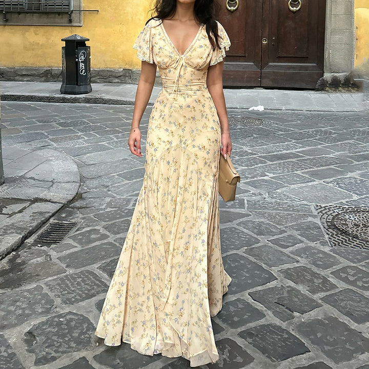 Gul dame maxikjole med elegant V-hals og romantisk blomsterdesign for sommer og vår.