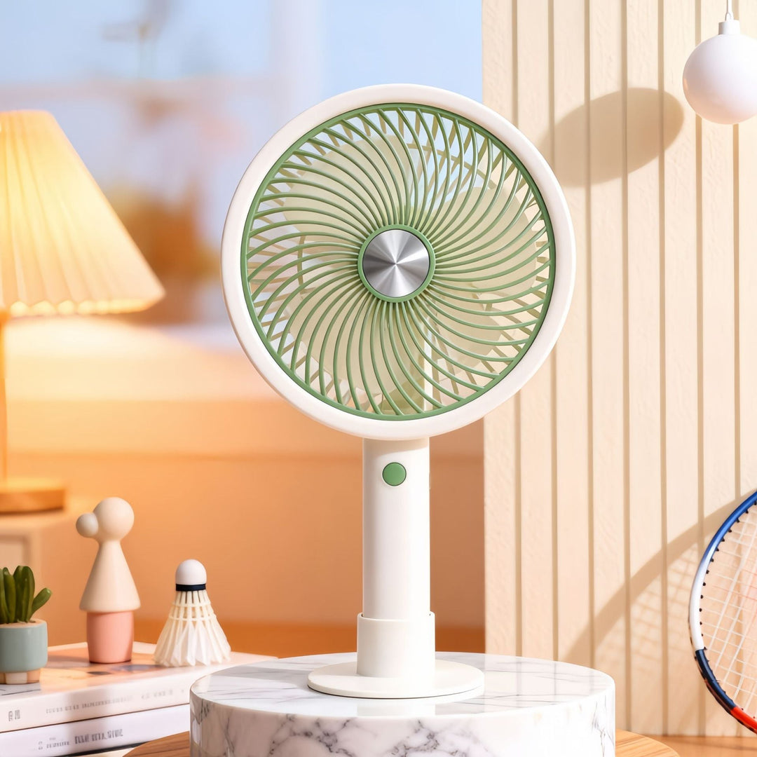 Kompakt grønn skrivebordsvifte med USB-strøm og justerbar hastighet, ideell for sommer.