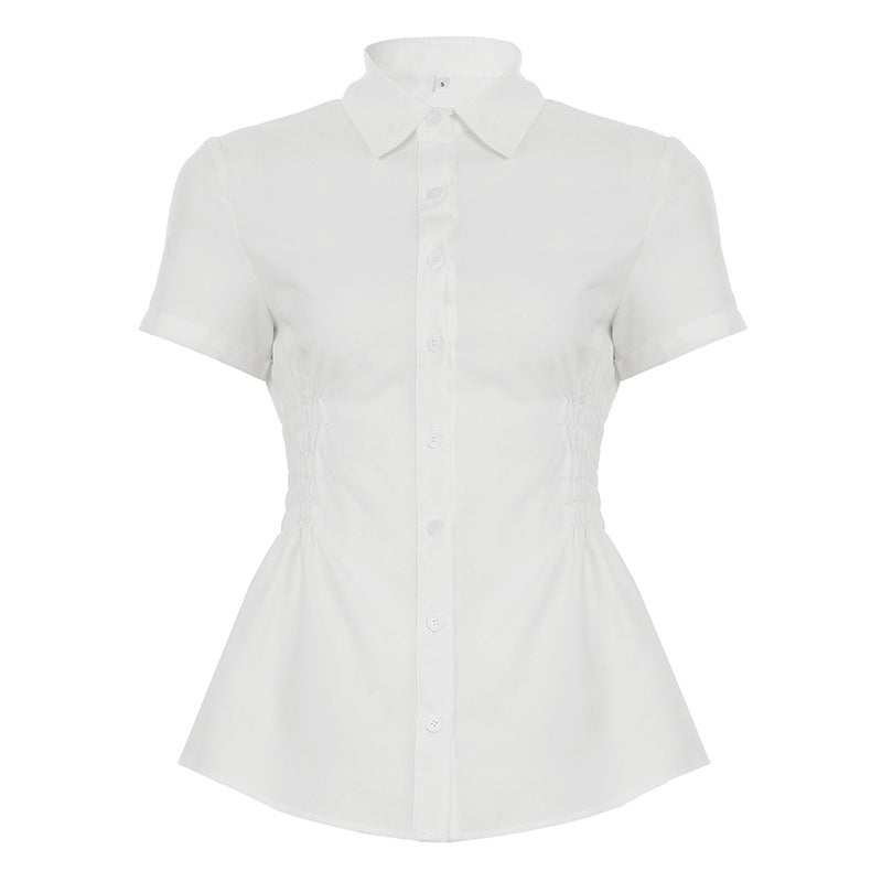 Figurnær hvit damebluse med elegante knappedetaljer og rynker. En moderne og komfortabel hverdagstopp.