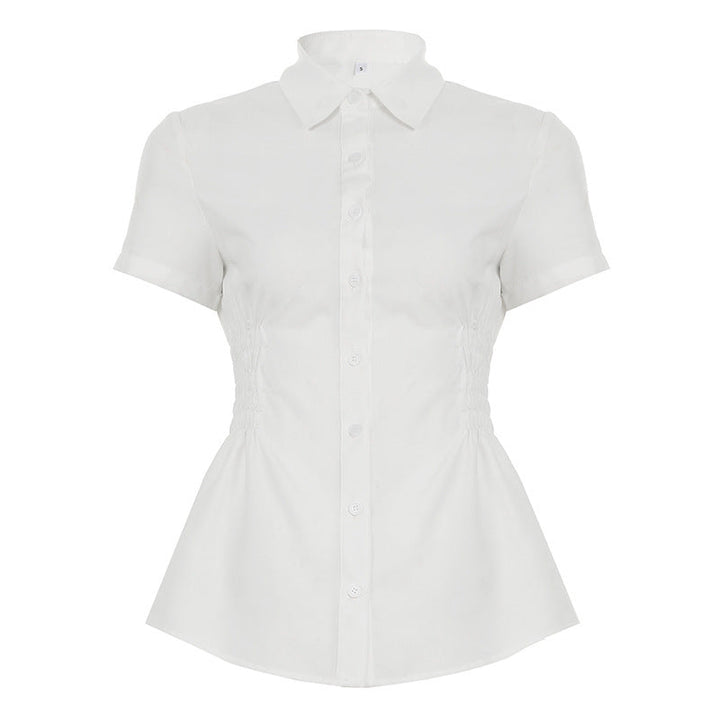 Figurnær hvit damebluse med elegante knappedetaljer og rynker. En moderne og komfortabel hverdagstopp.