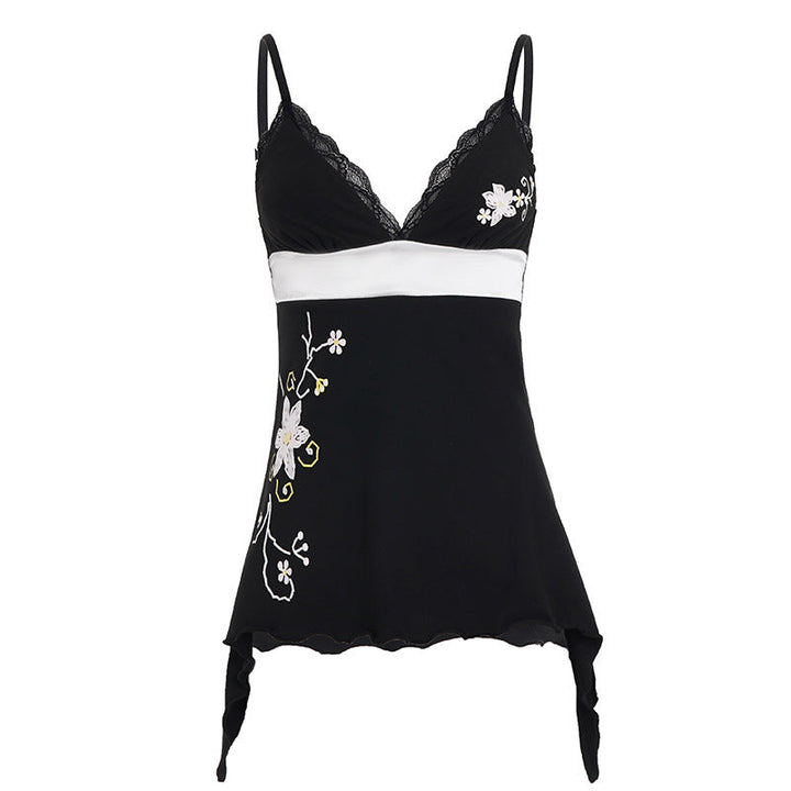 Hvit dame nattkjole med elegant blomsterbroderi og blonde, et vakkert og feminint valg.