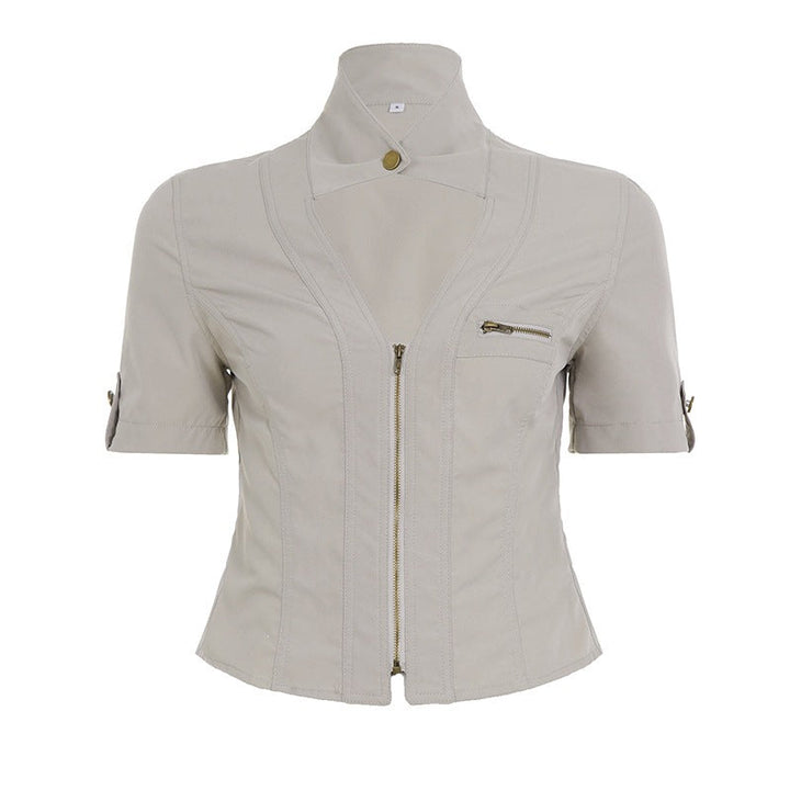 Damebluse i grå farge, kortermet og med stilfull glidelås. Mønstret topp for vår- og sommerantrekk.
