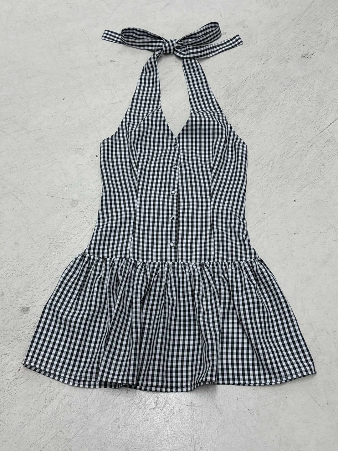 Vår- og sommerkjole til dame. V-hals, svingende kant og elegante knapper for et tidløst preg.
