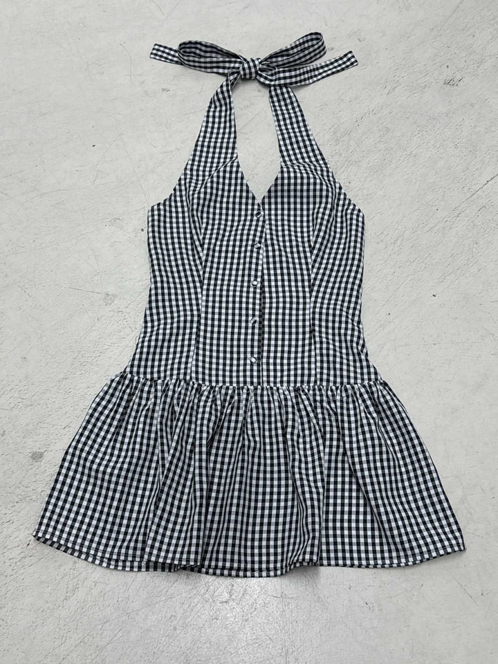 Vår- og sommerkjole til dame. V-hals, svingende kant og elegante knapper for et tidløst preg.
