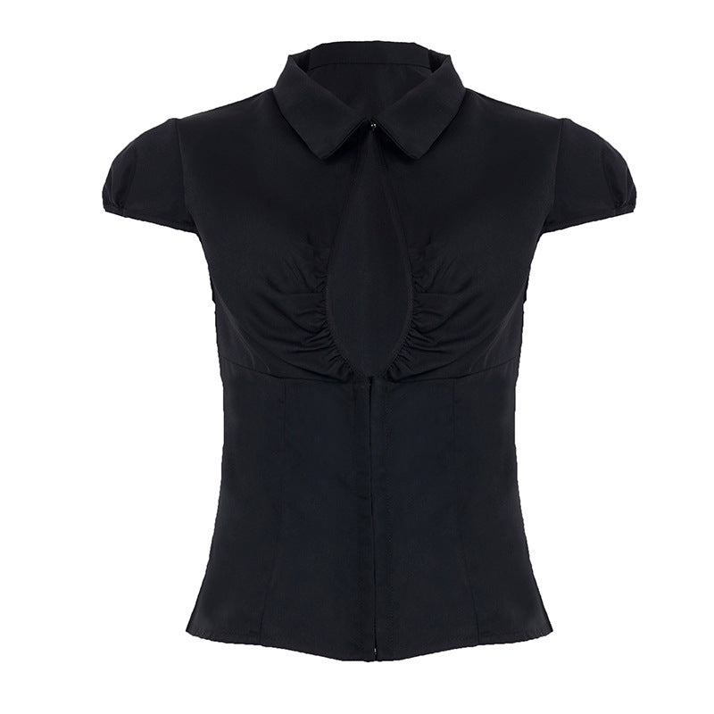 Kortermet damebluse med raffinerte rynker, en figurformende og elegant mote skjorte for vår.