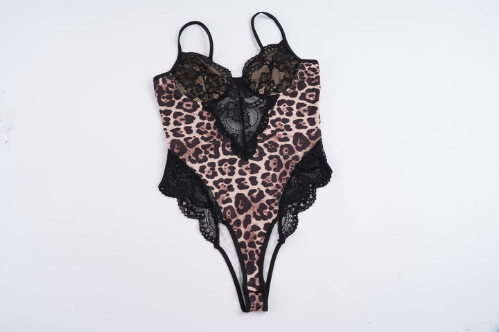 Moderne dame bodysuit, animal print design med elegante utskjæringer. En iøynefallende festtopp for den motebevisste.